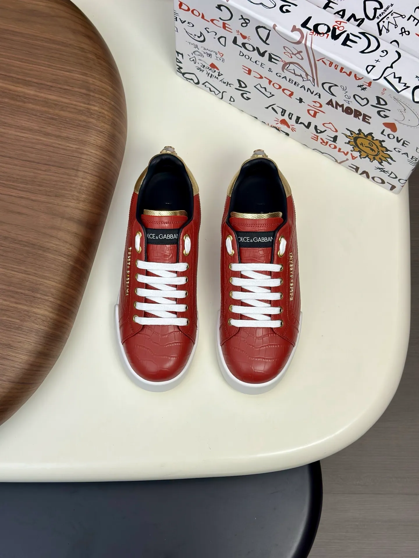 New product 💰800 DG Dolce & Gabbana men's shoes 💰ortofino calfskin sneakers ♞size; 39~44 (customized 38.45.46) Iconic men's shoes 💰ortofino series of sneakers, classic and timeless style, now presented with fashionable details. The calfskin engraved DG logo is a subtle finishing touch. Men's shoes💰ortofino calfskin sneakers: